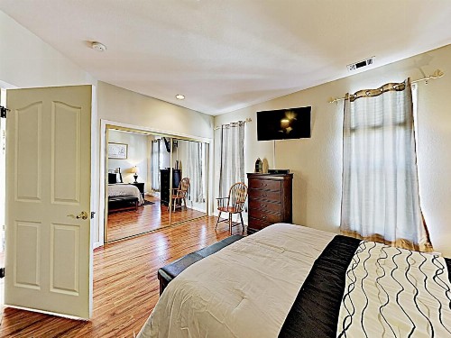New Listing! Beach Gem With Balcony - Walk To Shore Condo - image 7