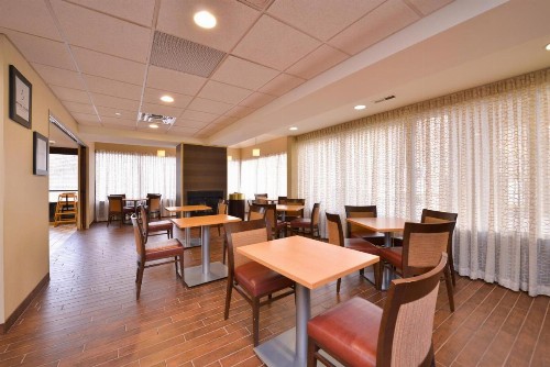 Pittsburgh-McKnight Rd Hotel - image 4