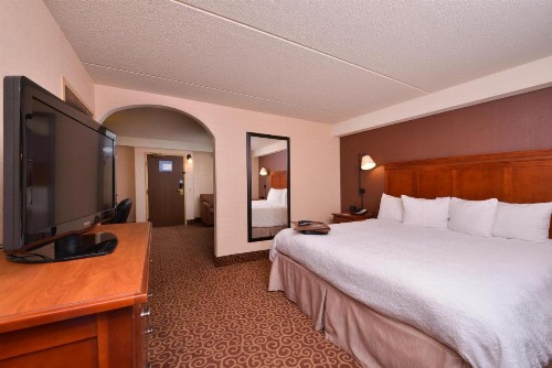Pittsburgh-McKnight Rd Hotel - image 5