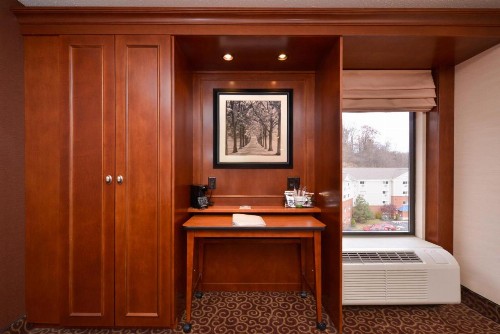 Pittsburgh-McKnight Rd Hotel - image 6