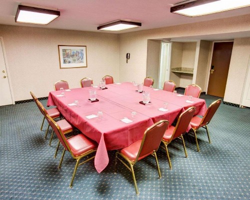 Comfort Inn Conference Center Pittsburgh - image 3