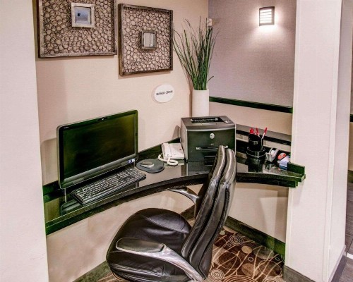 Comfort Suites Coraopolis - image 21