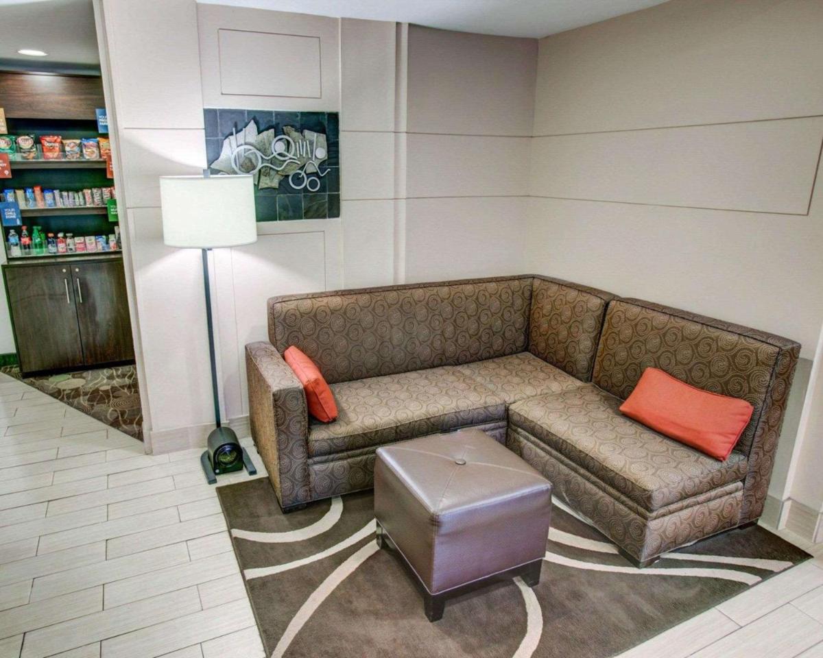 Comfort Suites Coraopolis - image 3