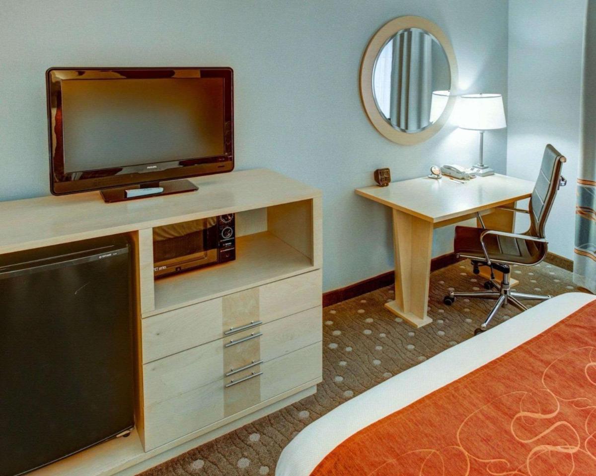Comfort Suites Coraopolis - image 4