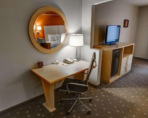 Comfort Suites Coraopolis - image 8
