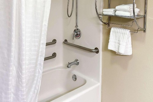 Comfort Suites Coraopolis - image 9