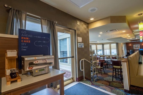 Holiday Inn Express Hotel & Suites Pittsburgh Airport an IHG Hotel - image 11