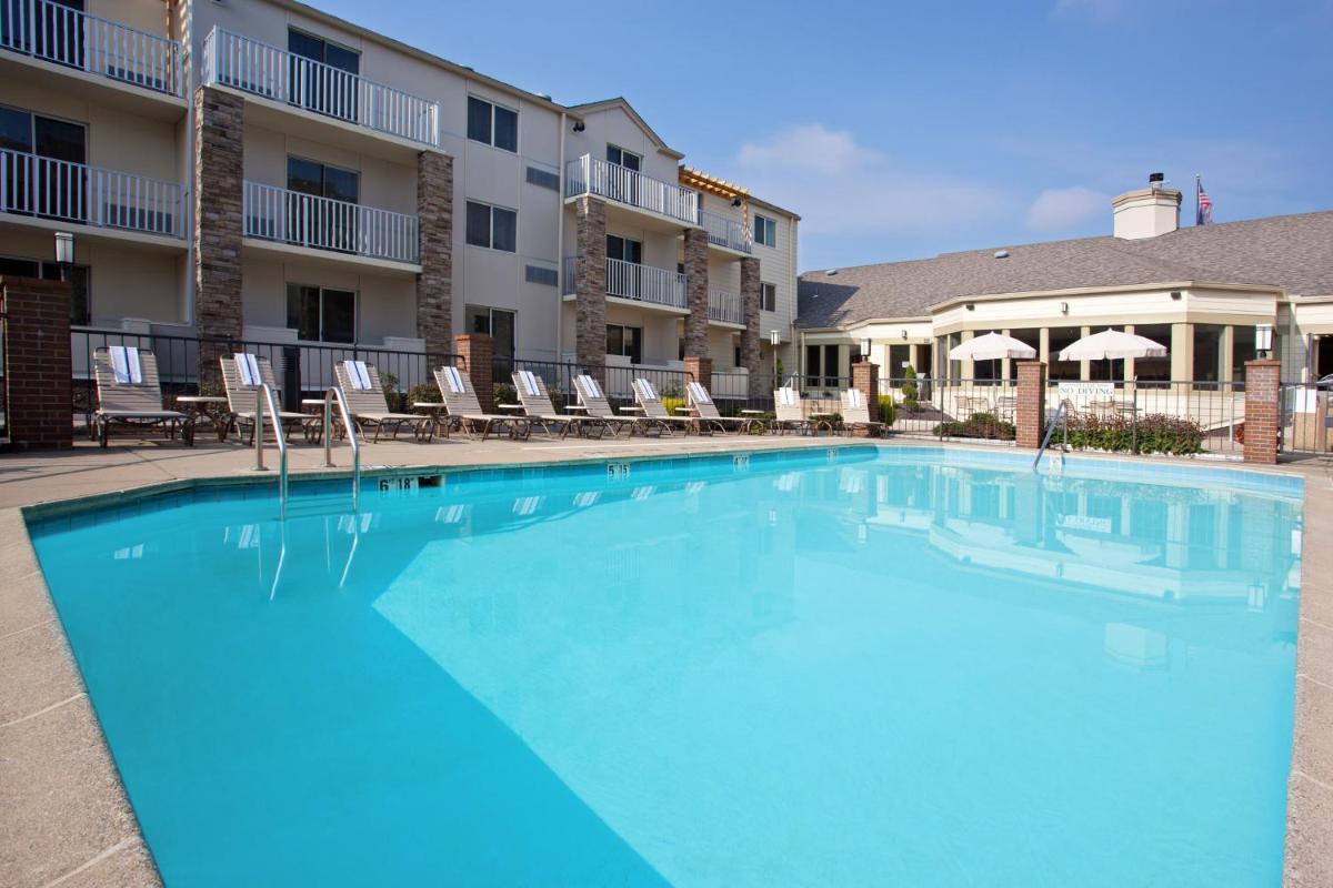 Holiday Inn Express Hotel & Suites Pittsburgh Airport an IHG Hotel - image 2