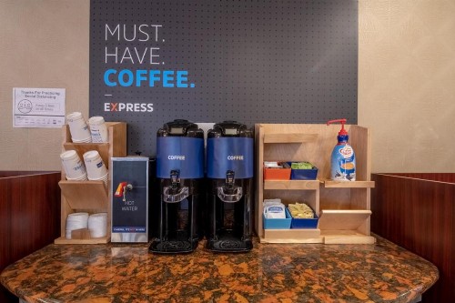 Holiday Inn Express Hotel & Suites Pittsburgh Airport an IHG Hotel - image 28