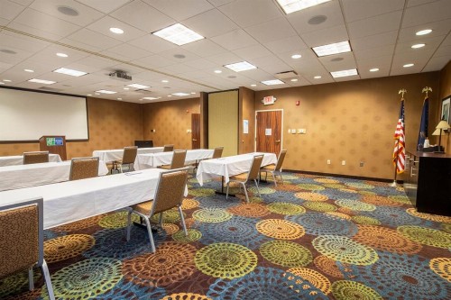 Holiday Inn Express Hotel & Suites Pittsburgh Airport an IHG Hotel - image 47