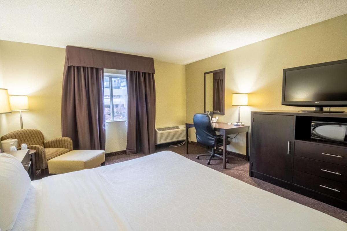 Holiday Inn Express Hotel & Suites Pittsburgh Airport an IHG Hotel - image 5