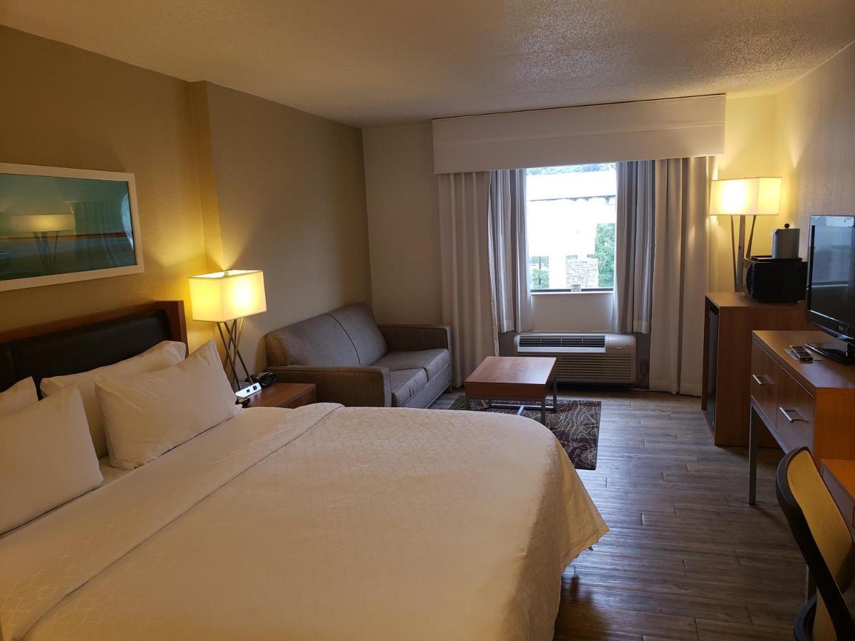 Holiday Inn Express Hotel Pittsburgh-North/Harmarville an IHG Hotel - image 2