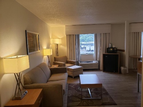 Holiday Inn Express Hotel Pittsburgh-North/Harmarville an IHG Hotel - image 24