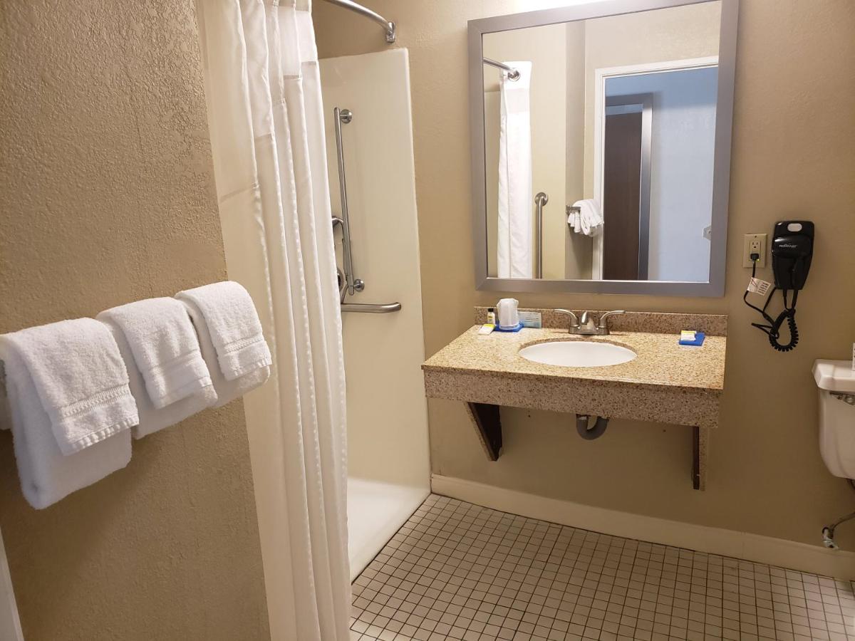 Holiday Inn Express Hotel Pittsburgh-North/Harmarville an IHG Hotel - image 3