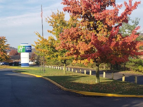 Holiday Inn Express Hotel Pittsburgh-North/Harmarville an IHG Hotel - image 6