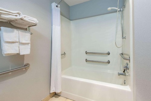 Microtel Inn & Suites by Wyndham Pittsburgh Airport - image 17