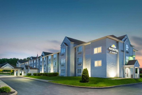 Microtel Inn & Suites by Wyndham Pittsburgh Airport - image 2