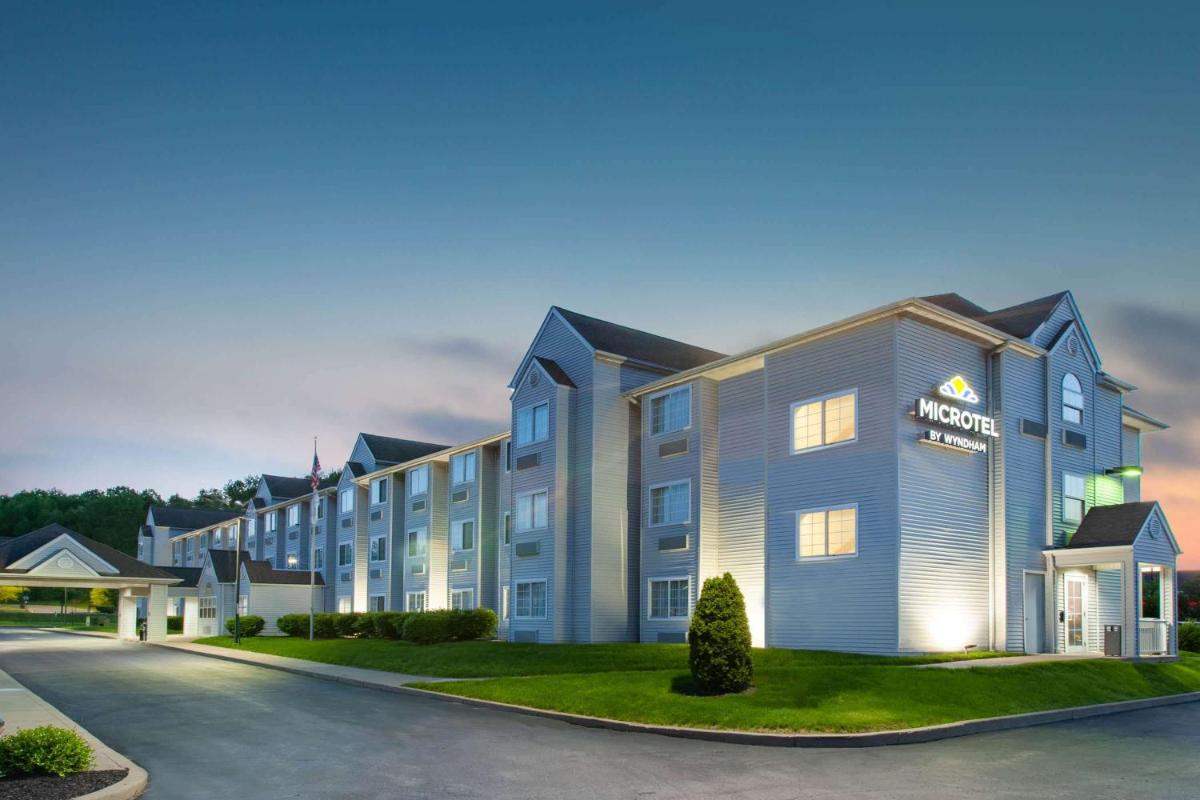 Microtel Inn & Suites by Wyndham Pittsburgh Airport - image 2