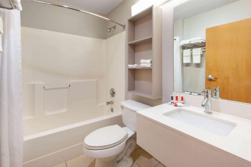Microtel Inn & Suites by Wyndham Pittsburgh Airport - image 22