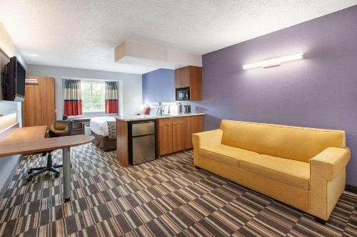 Microtel Inn & Suites by Wyndham Pittsburgh Airport - image 25