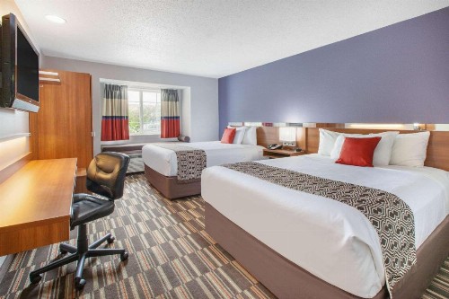 Microtel Inn & Suites by Wyndham Pittsburgh Airport - image 3