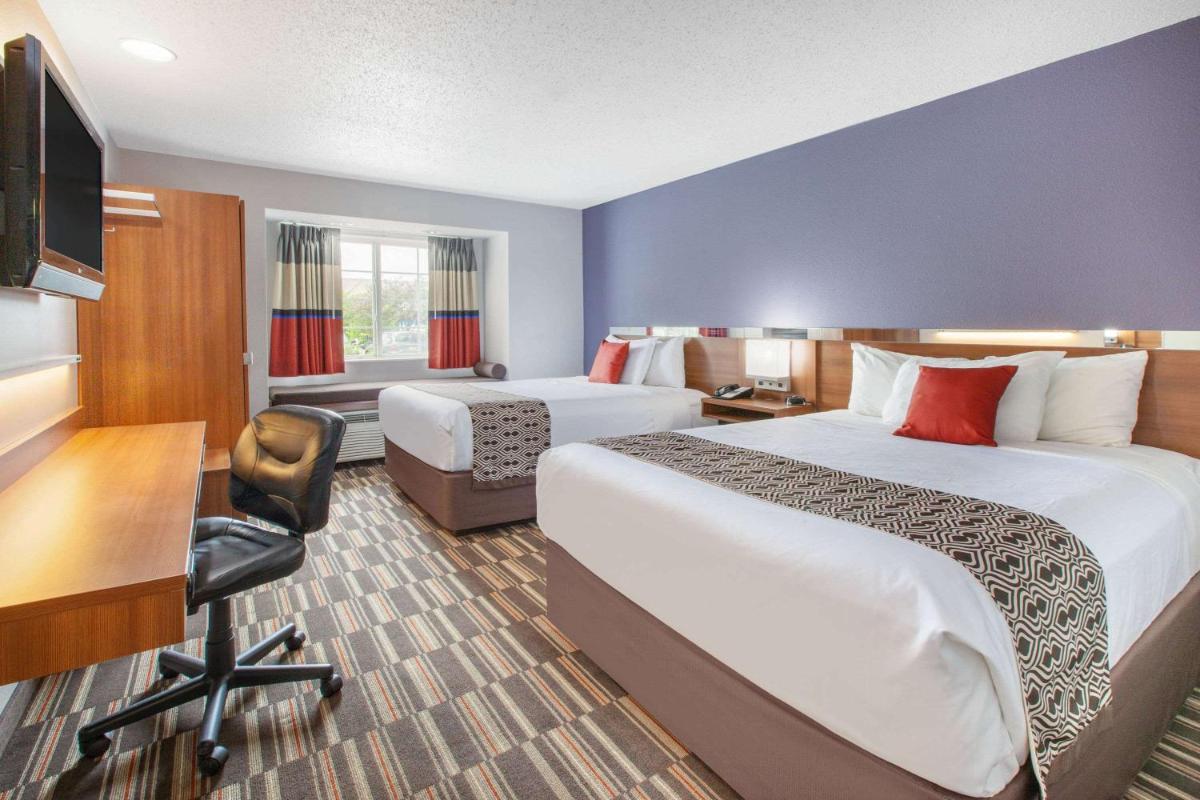 Microtel Inn & Suites by Wyndham Pittsburgh Airport - image 3