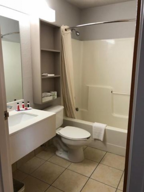 Microtel Inn & Suites by Wyndham Pittsburgh Airport - image 9