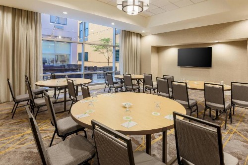 Courtyard by Marriott Pittsburgh Downtown - image 12