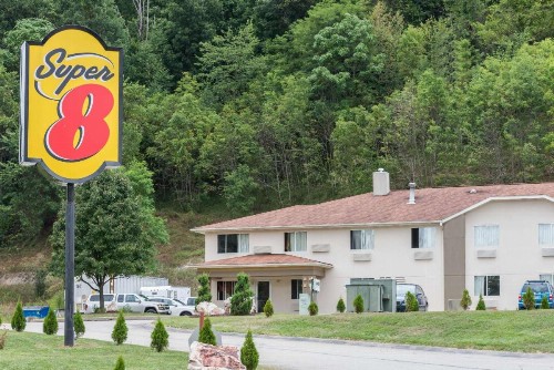 Super 8 by Wyndham Pittsburgh/Monroeville - image 1