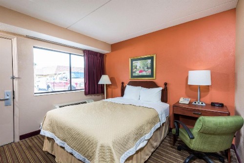Days Inn by Wyndham Pittsburgh-Harmarville - image 23