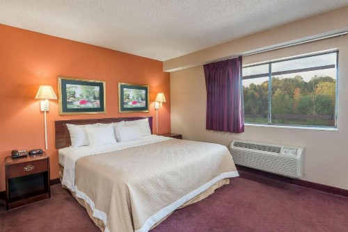 Days Inn by Wyndham Pittsburgh-Harmarville - image 24