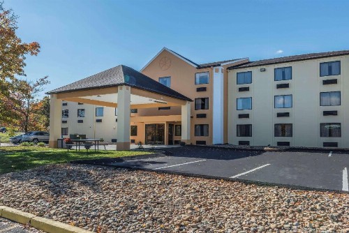 Quality Inn & Suites Harmarville - image 1