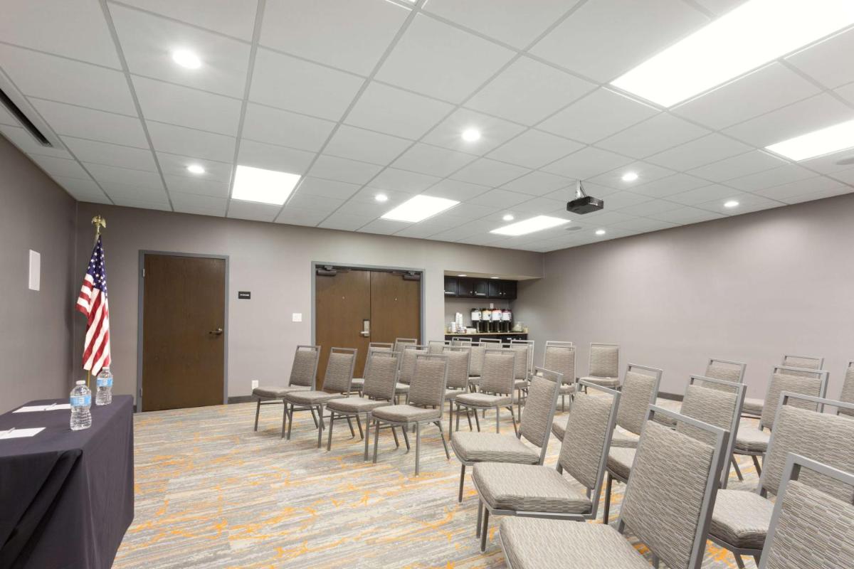 Hampton Inn Pittsburgh/West Mifflin - image 6