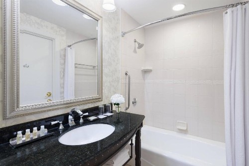 Renaissance Pittsburgh Hotel - image 2