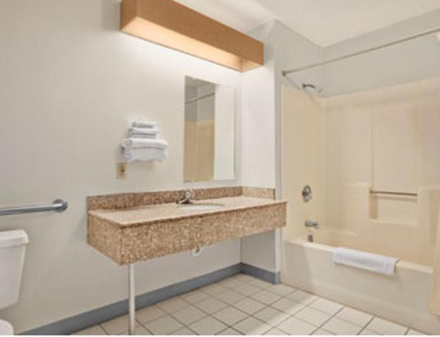 Hilltop Inn Pittsburgh - image 4