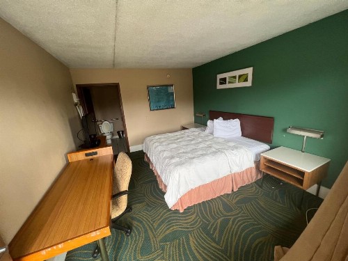 Hilltop Inn Pittsburgh - image 5