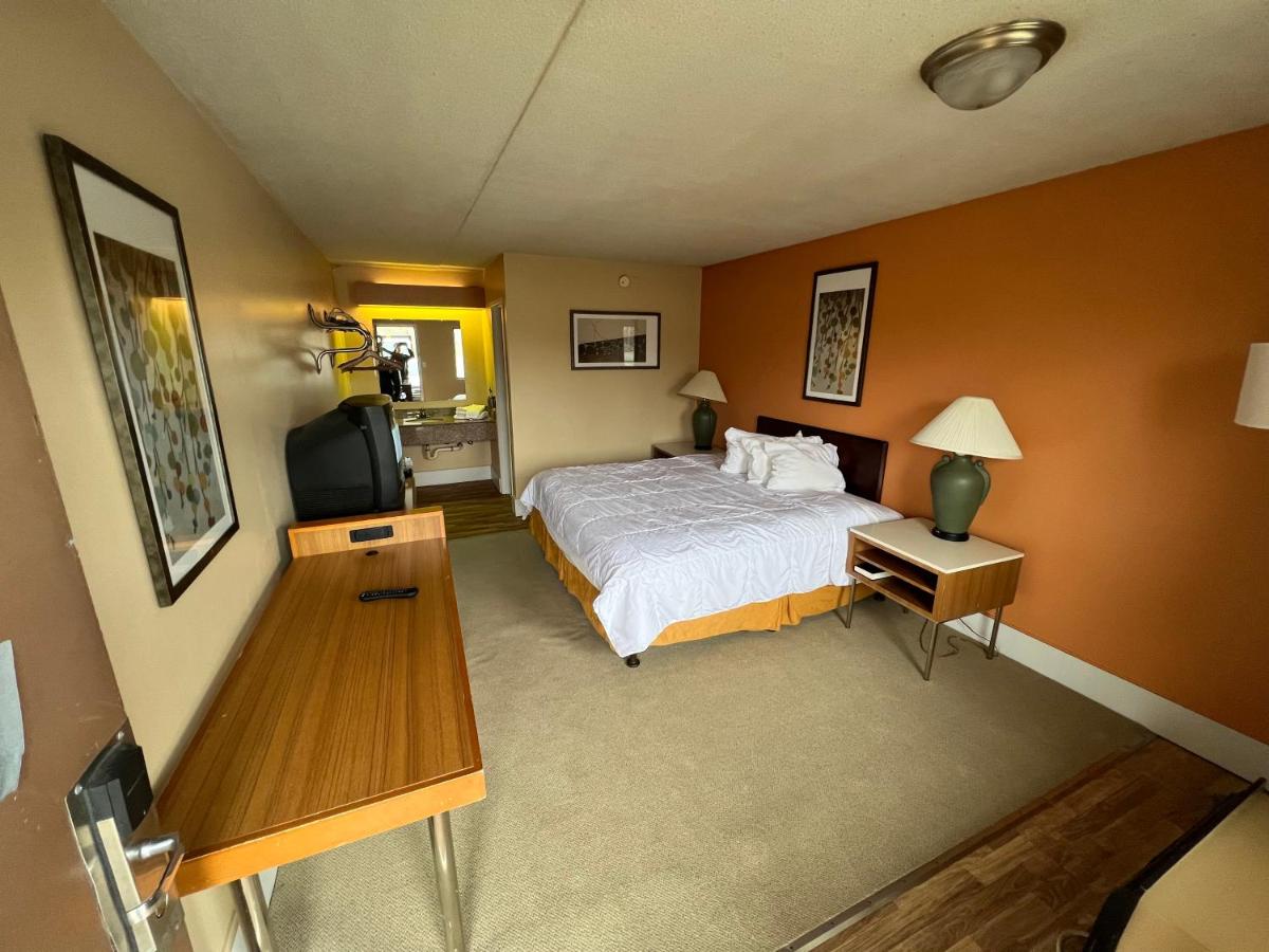 Hilltop Inn Pittsburgh - image 6