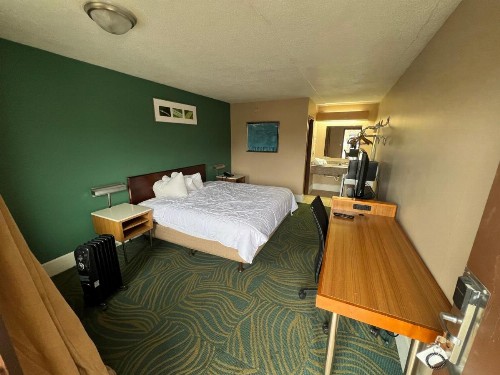 Hilltop Inn Pittsburgh - image 7