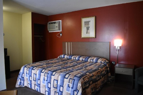 South Hills Motel - image 10