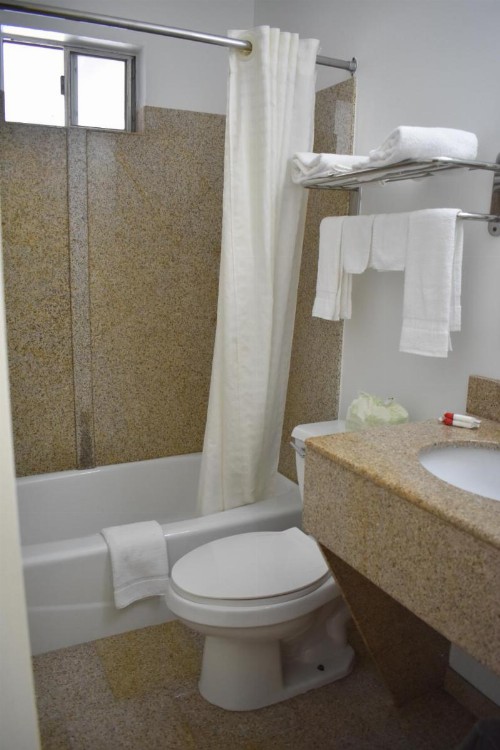 South Hills Motel - image 17