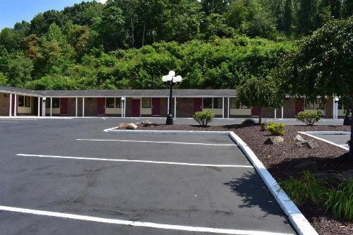 South Hills Motel - image 3
