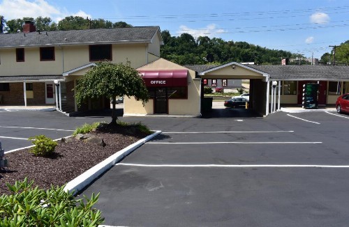 South Hills Motel - image 39