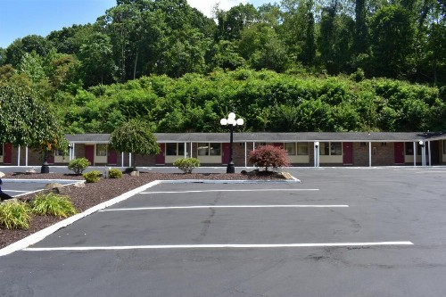 South Hills Motel - image 4
