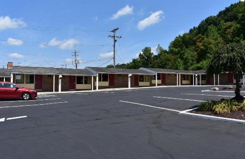 South Hills Motel - image 43