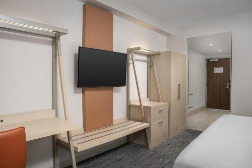 Holiday Inn Express & Suites Pittsburgh North Shore an IHG Hotel - image 22