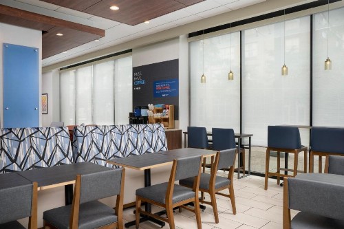 Holiday Inn Express & Suites Pittsburgh North Shore an IHG Hotel - image 42