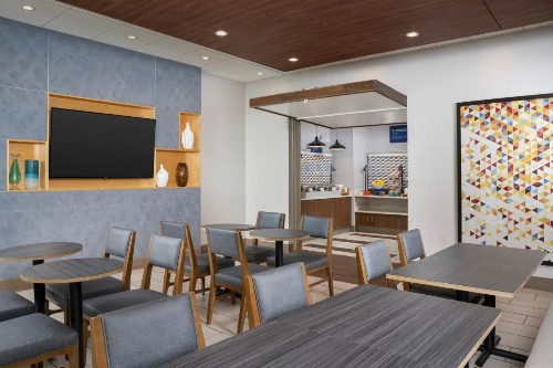 Holiday Inn Express & Suites Pittsburgh North Shore an IHG Hotel - image 48