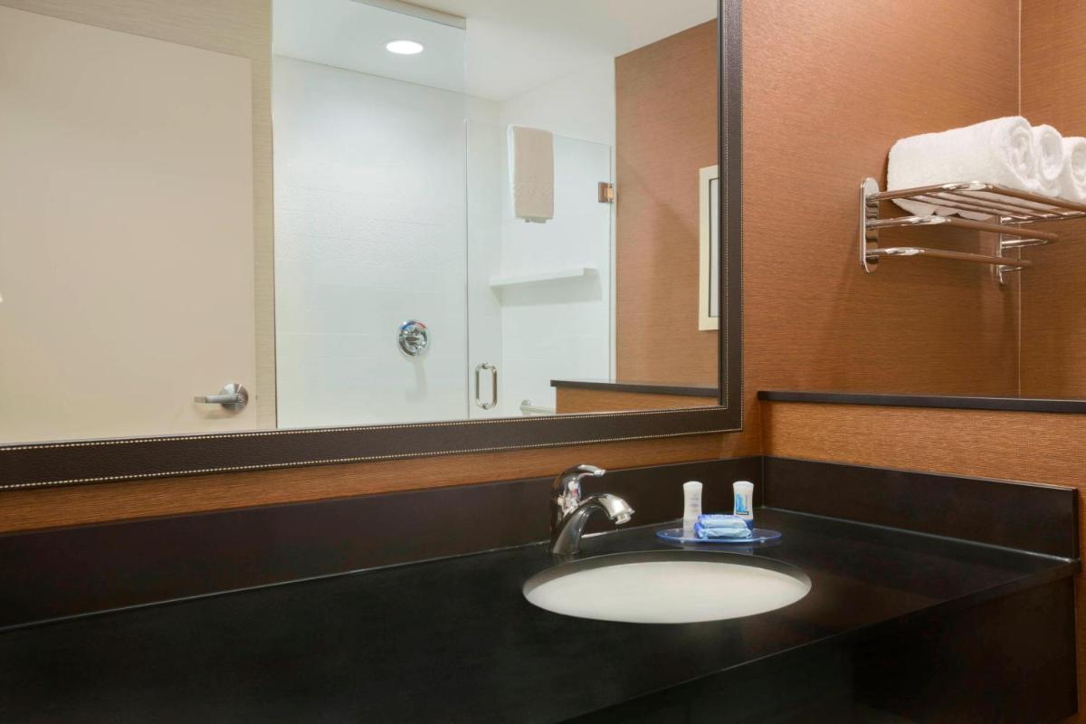 Fairfield Inn & Suites by Marriott Pittsburgh Airport/Robinson Township - image 6