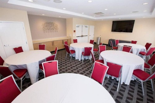 TownePlace Suites by Marriott Pittsburgh Harmarville - image 2