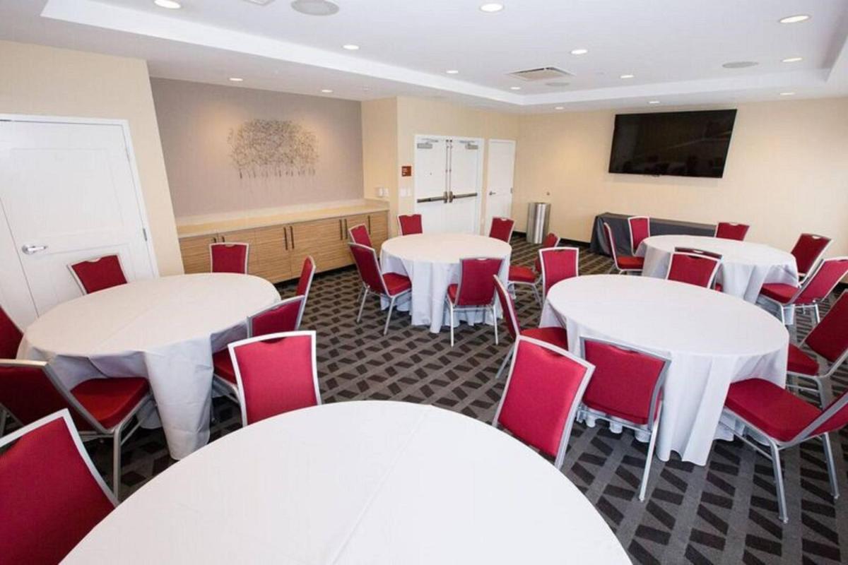 TownePlace Suites by Marriott Pittsburgh Harmarville - image 2